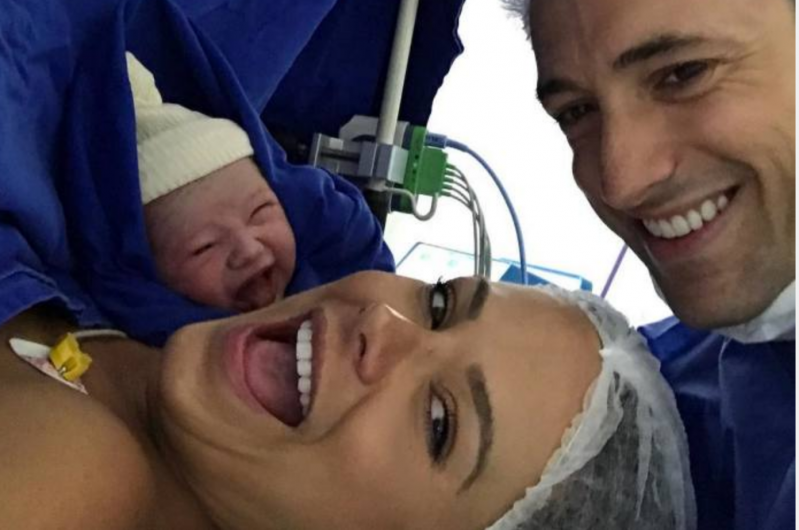 Esta madre se hizo un selfie justo después de su cesárea, y es imposible no sonreír 
