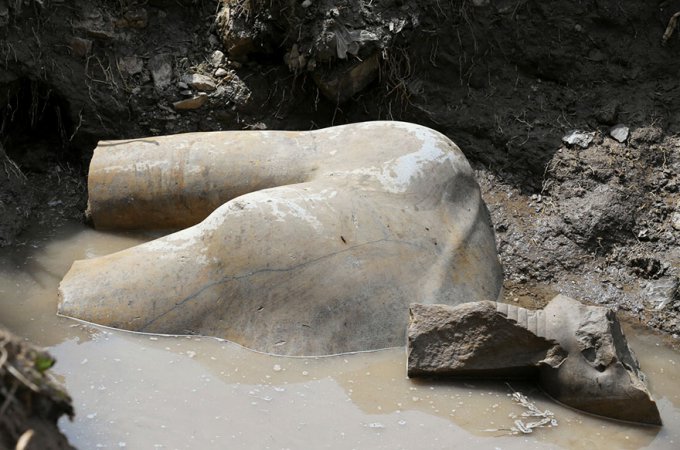 Descubren una importante estatua del faraón Ramsés II de 3000 años de antigüedad en un suburbio de El Cairo 