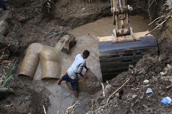 Descubren una importante estatua del faraón Ramsés II de 3000 años de antigüedad en un suburbio de El Cairo 