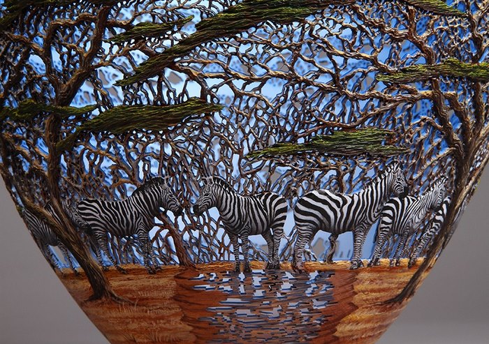 Este artesano keniano talla a mano sobre madera intrincadas escenas de la naturaleza 