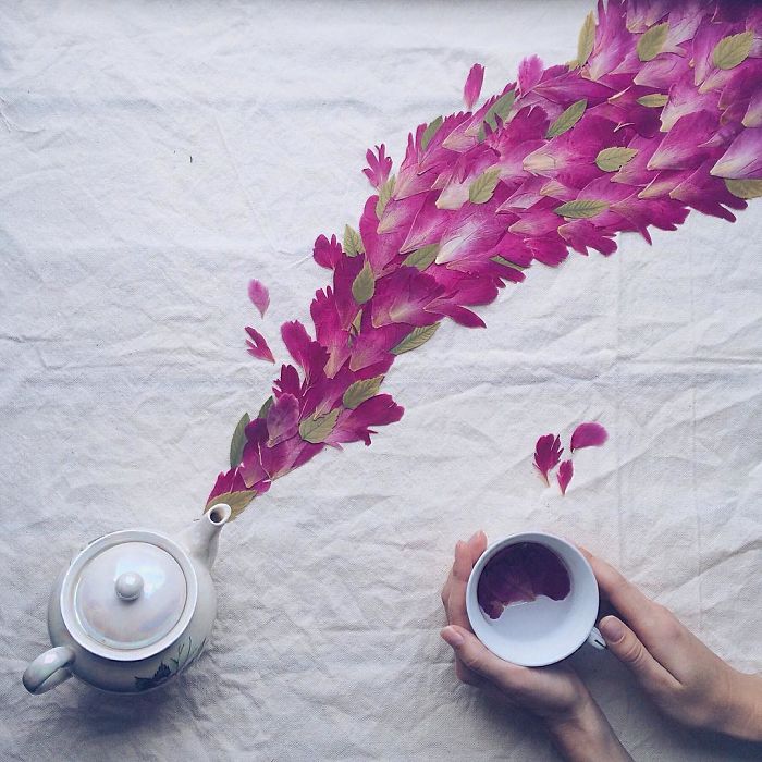 Poéticas escenas de tazas de té rebosando preciosas flores 