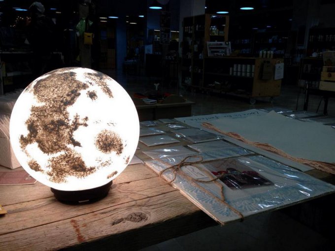 Estas lámparas lunares y planetarias harán que tu cuarto parezca de otro mundo 