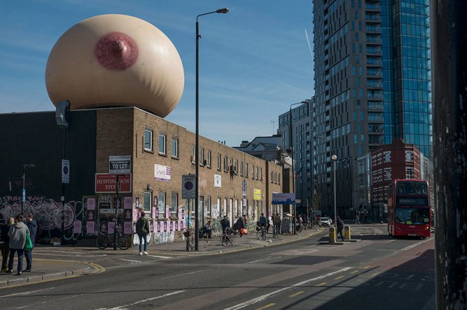 Este pecho gigante ha aparecido en Londres para hacer una elocuente declaración de intenciones 