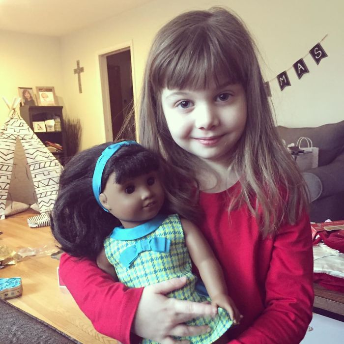 La cajera le dijo que buscara una muñeca más parecida a ella, pero la respuesta de esta niña la dejó sin palabras  