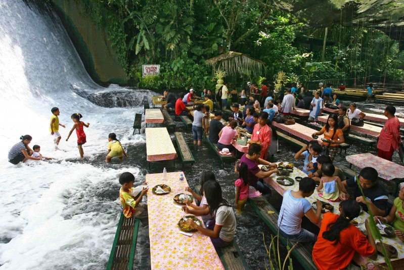 ¡Increíble! El restaurante bajo la cascada en Filipinas 