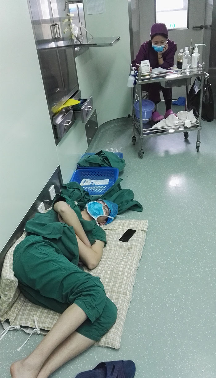 Pillan a este cirujano dormido en el suelo tras un duro turno de 28 horas, y las fotos se están volviendo virales 