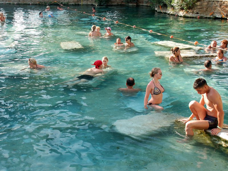 En Pamukkale están las piscinas naturales más bellas del mundo  