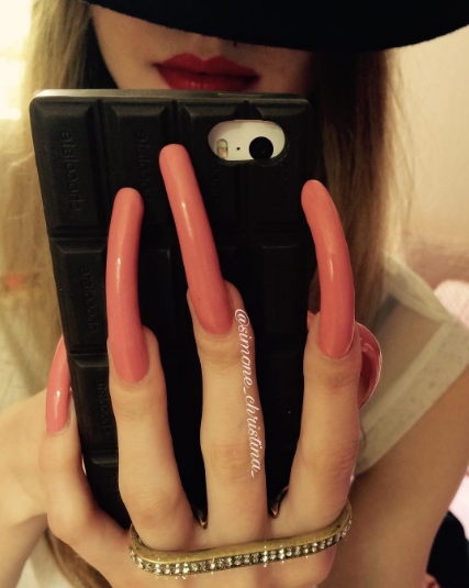 Simone Taylor, la instagrammer que no se ha cortado las uñas en 3 años 